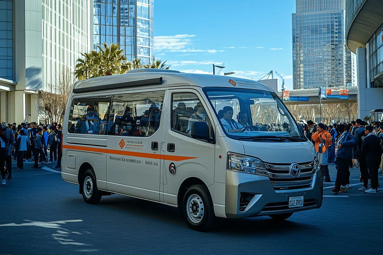 Une équipe professionnelle monte dans un minibus moderne devant un centre de congrès, avec ses bagages et une ambiance de départ organisée.