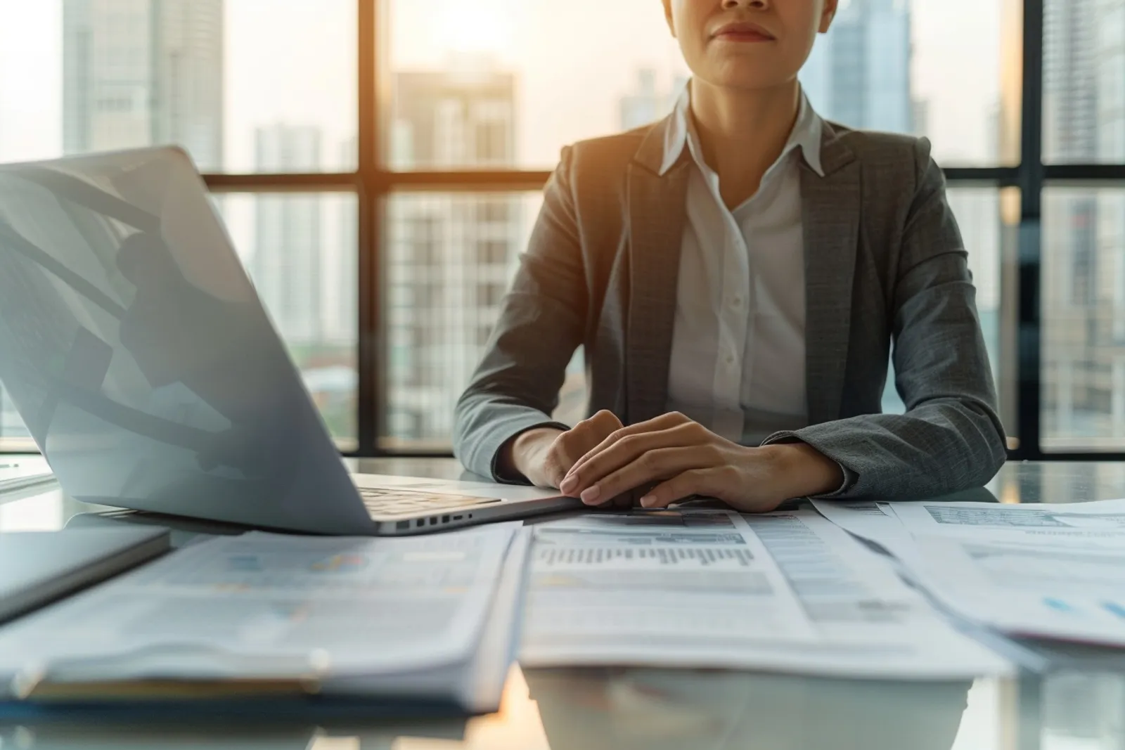 Une personne consulte un dossier de prêt rapide sur une table, avec documents financiers et calculatrice.