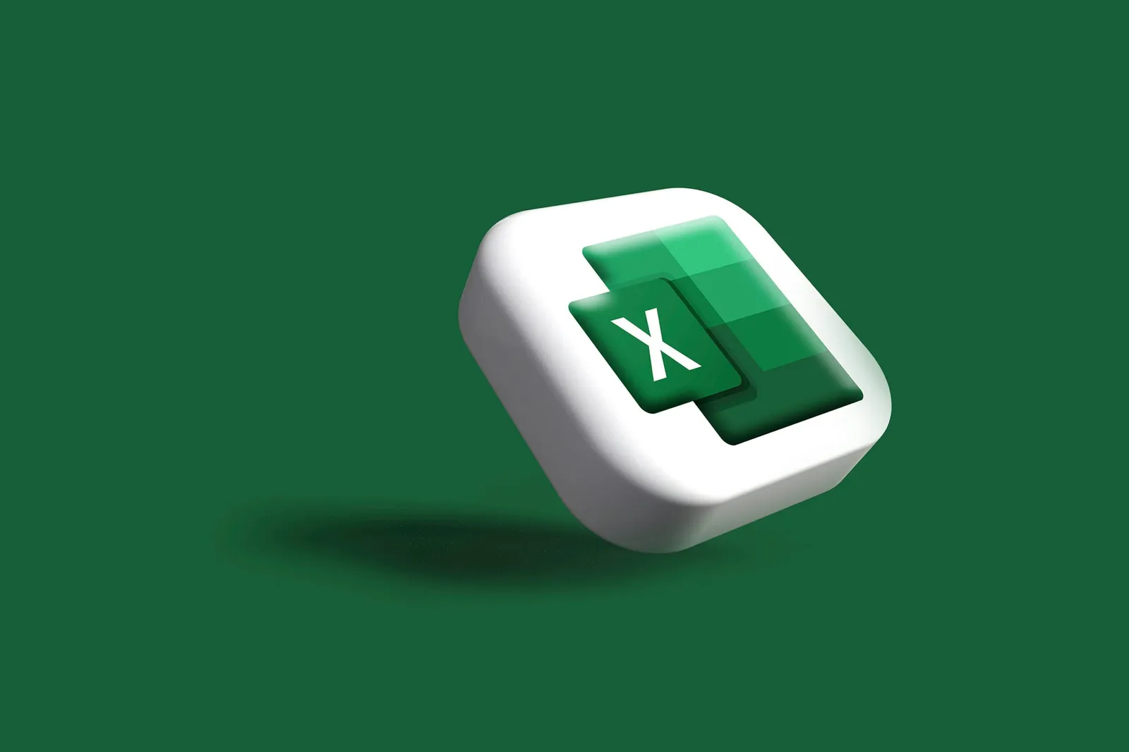 Une personne consulte une formation Excel sur ordinateur portable dans un bureau lumineux, avec un carnet de notes à côté.